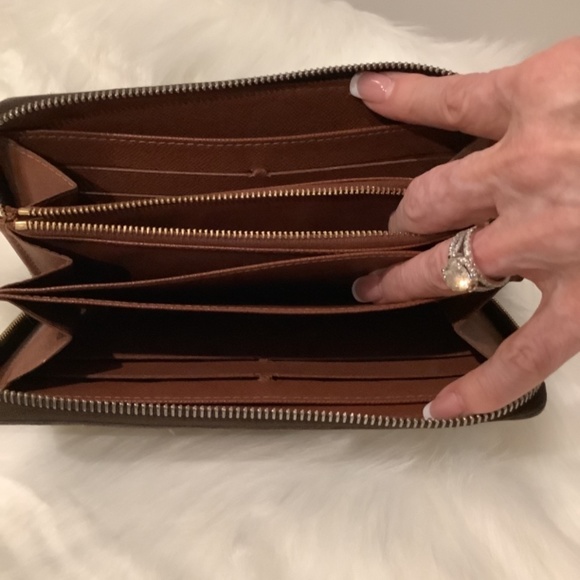 Louis Vuitton Zippy Monogram Wallet - Picture 8 of 8